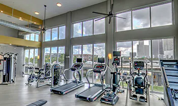 Fitnessstudio Beleuchtung auf der Trainingsfläche