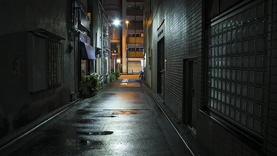 Beleuchtung gegen EInbrecher wirkt besonders in dunklen Gassen bei Regen